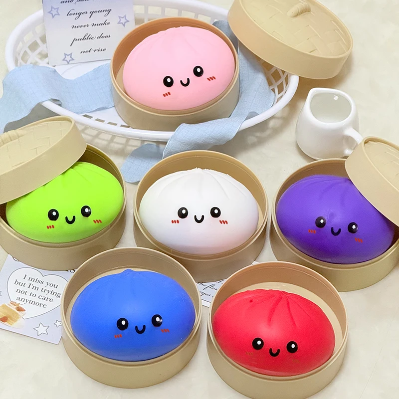 Six squishys bao de couleurs différentes rangés dans leurs paniers vapeur en bambou