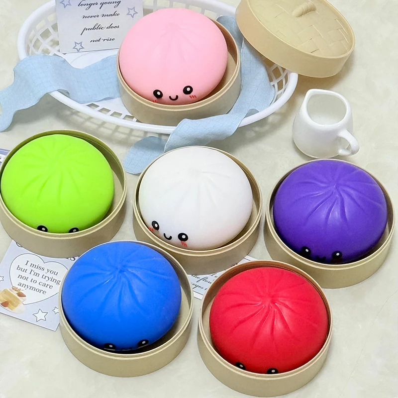 Squishys bao posés sur une table claire, couvercles de paniers ouverts