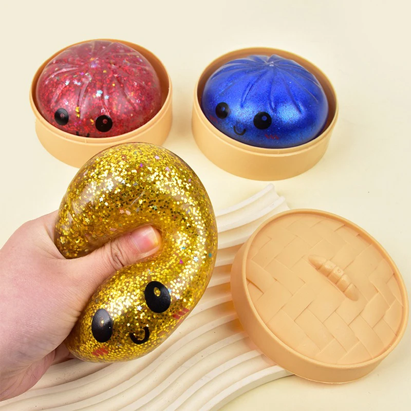 Gros plan sur plusieurs squishys bao alignés dans leurs paniers