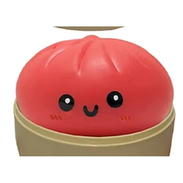 Cerise, le squishy bao rouge vif, dans son panier en bambou