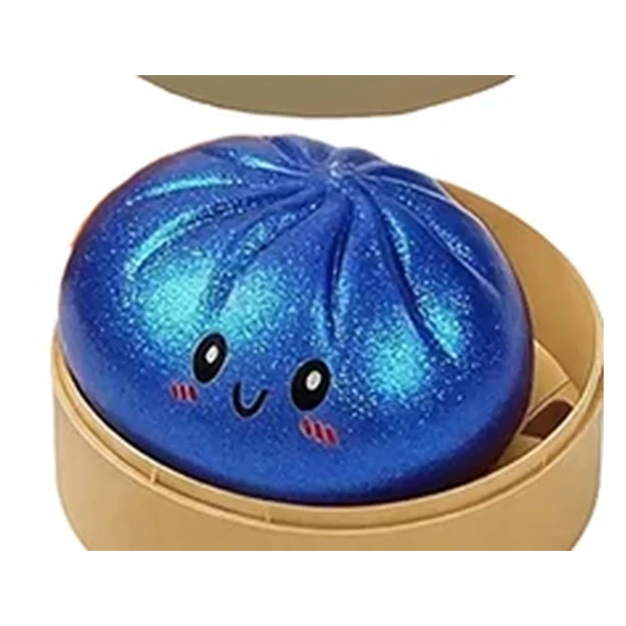 Comète, le squishy bao bleu nuit constellé de paillettes, dans son panier en bambou
