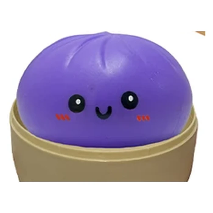 Myrtille, le squishy bao violet profond, dans son panier en bambou