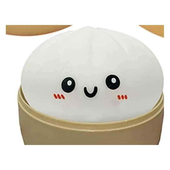 Nuage, le squishy bao blanc mat aux joues rosées, dans son panier en bambou